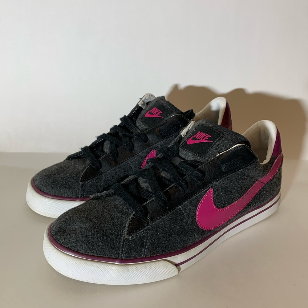 NIKE